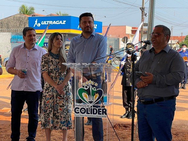 Prefeito Maninho de Colíder alem da entrega da Usina Asfaltica entrega diversos veiculos para as Secretarias