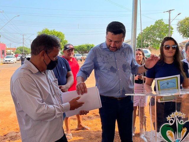 Prefeito Maninho de Colíder alem da entrega da Usina Asfaltica entrega diversos veiculos para as Secretarias