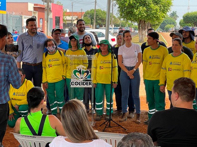 Prefeito Maninho de Colíder alem da entrega da Usina Asfaltica entrega diversos veiculos para as Secretarias