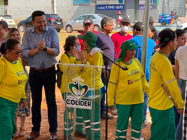 Prefeito Maninho de Colíder alem da entrega da Usina Asfaltica entrega diversos veiculos para as Secretarias