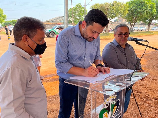 Prefeito Maninho de Colíder alem da entrega da Usina Asfaltica entrega diversos veiculos para as Secretarias