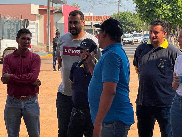 Prefeito Maninho de Colíder alem da entrega da Usina Asfaltica entrega diversos veiculos para as Secretarias