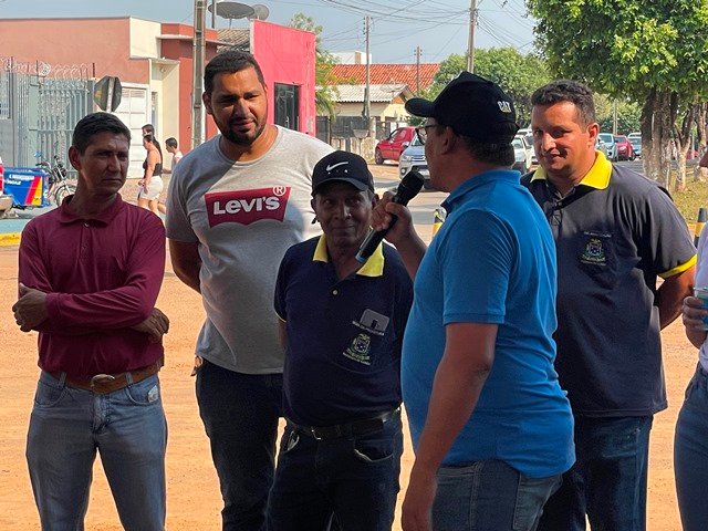 Prefeito Maninho de Colíder alem da entrega da Usina Asfaltica entrega diversos veiculos para as Secretarias