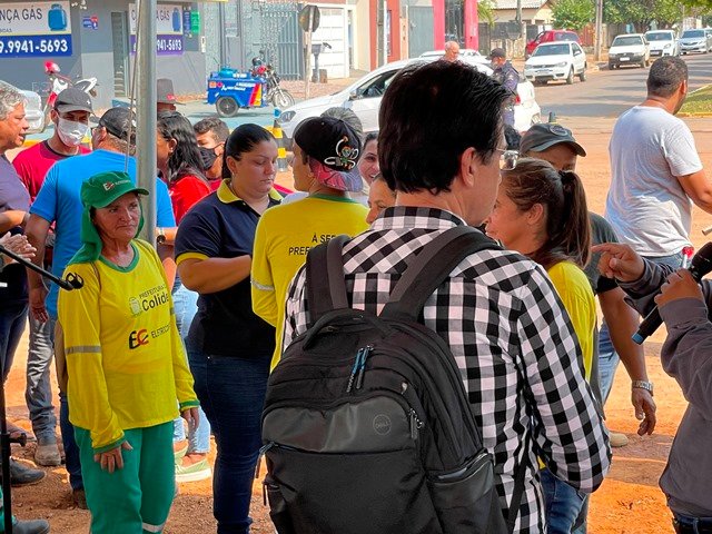 Prefeito Maninho de Colíder alem da entrega da Usina Asfaltica entrega diversos veiculos para as Secretarias