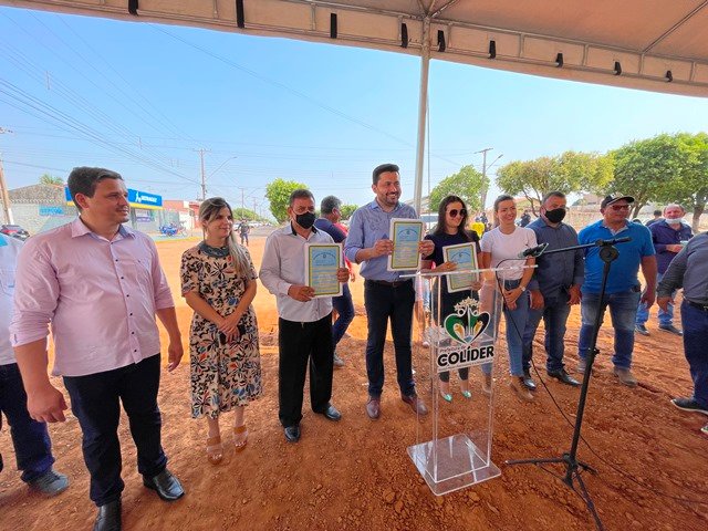 Prefeito Maninho de Colíder alem da entrega da Usina Asfaltica entrega diversos veiculos para as Secretarias