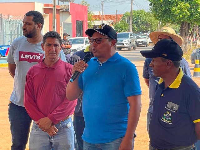 Prefeito Maninho de Colíder alem da entrega da Usina Asfaltica entrega diversos veiculos para as Secretarias
