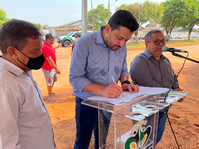 Prefeito Maninho de Colíder alem da entrega da Usina Asfaltica entrega diversos veiculos para as Secretarias