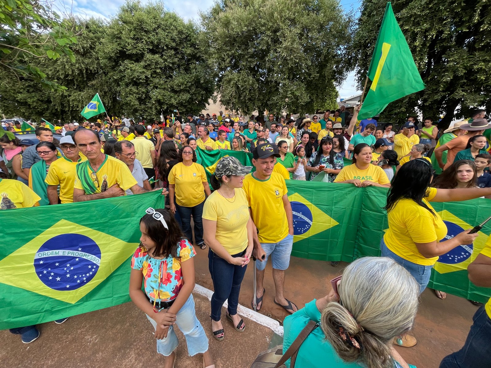 População vai ate o TG de Colíder para pedir Intervenção Federal Já!