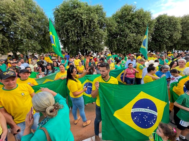 População vai ate o TG de Colíder para pedir Intervenção Federal Já!