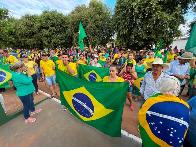 População vai ate o TG de Colíder para pedir Intervenção Federal Já!