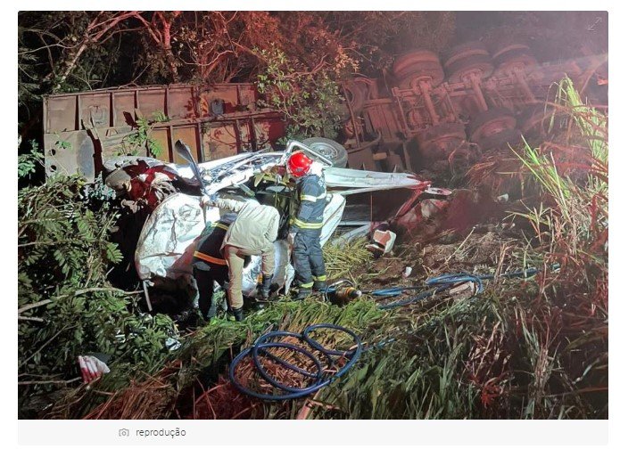 Motorista morre e casal fica ferido em batida entre caminhonete e carreta na BR-070