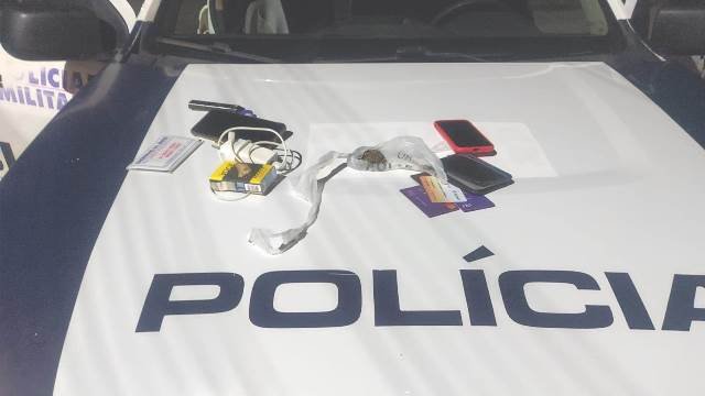 Dupla de jovens são presos em Colíder por desobediência e com drogas.