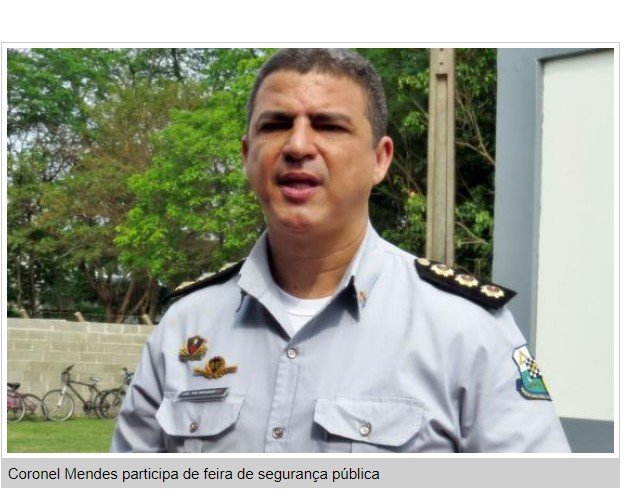 Comandante da PM finge que não viu e está em feira no RJ