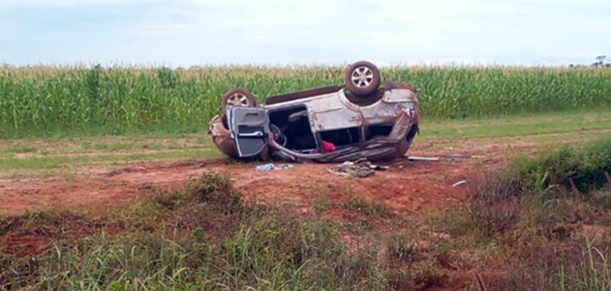 Motorista dorme ao volante e carro capota com 3 crianças em rodovia