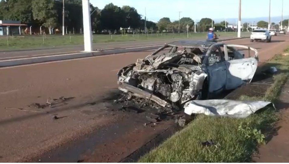 Menor de 15 anos pega o carro da mãe para dar “voltinhas” com amigos e capota na madrugada
