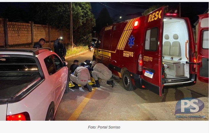 Criança de 4 anos fica presa embaixo de carro em acidente e fratura a perna