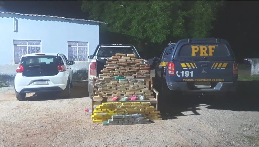 Equipe da Polícia Rodoviária Federal (PRF) apreende drogas e prende ocupantes da caminhonete em Jangada/MT