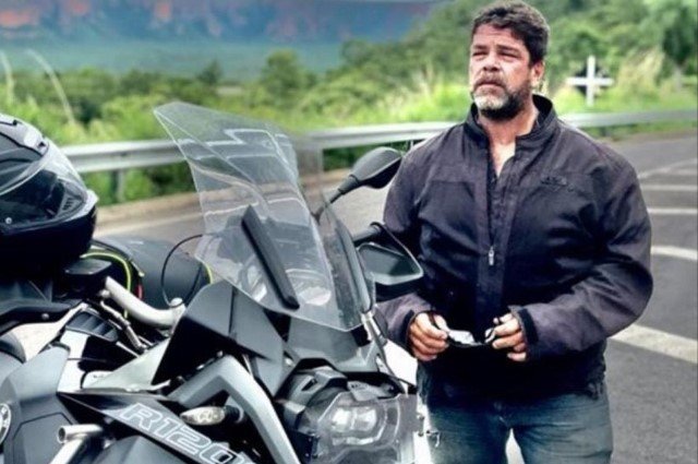 Homem morre ao bater moto de alta potência em poste em Cuiabá
