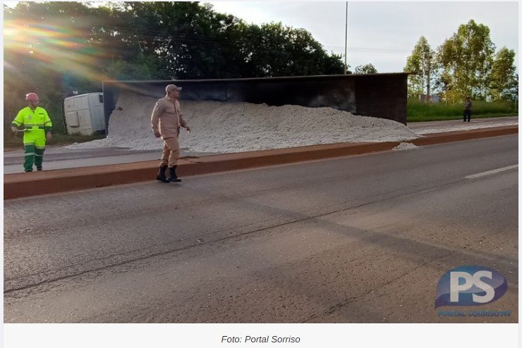 Motorista perde o controle e caminhão tomba na BR-163 em Sorriso. (Fotos)