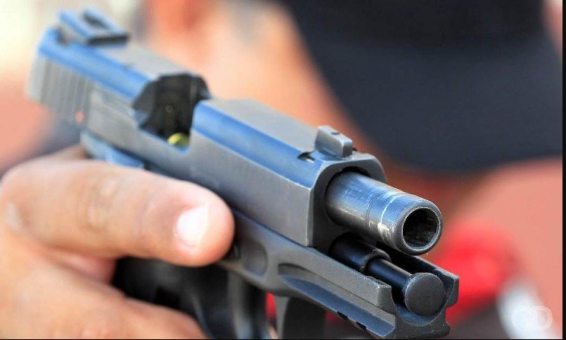 Jovem de 21 anos é executado dentro de casa e bandidos atiram em testemunhas durante a fuga