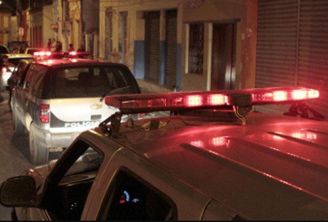 Homem tem carro invadido e leva pedrada de travesti no 0 km