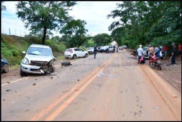 Motorista de Gol invade pista; bate em SUV e 4 pessoas ficam feridas