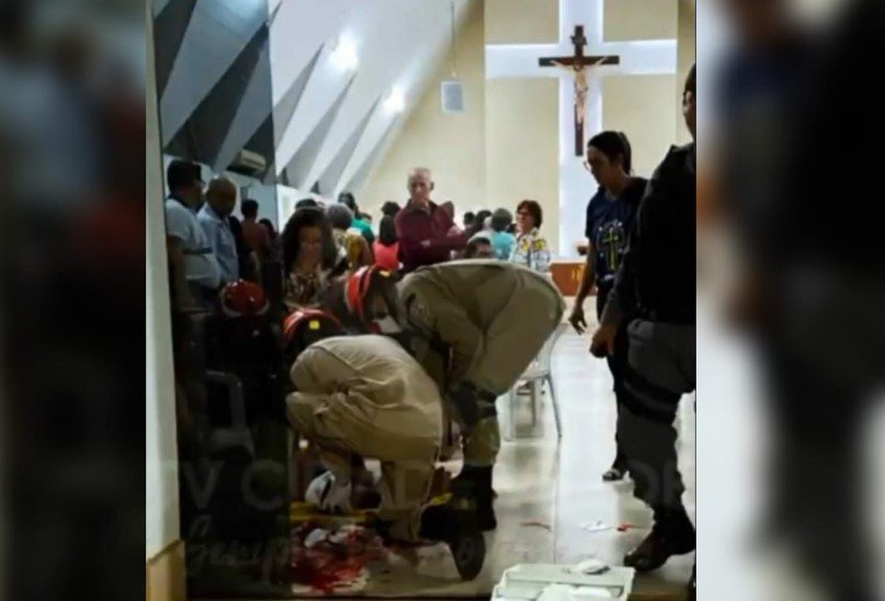 Homem é baleado e corre para igreja enquanto padre celebrava missa