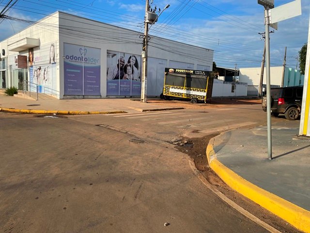 Homem em Colíder em visível estado de embriagues perde controle de veiculo e acerta Food Truck.