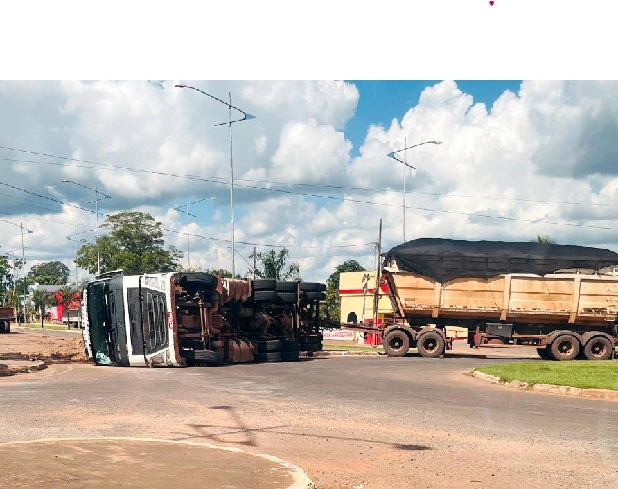 Carreta tomba ao fazer rotatória em Novo Diamantino