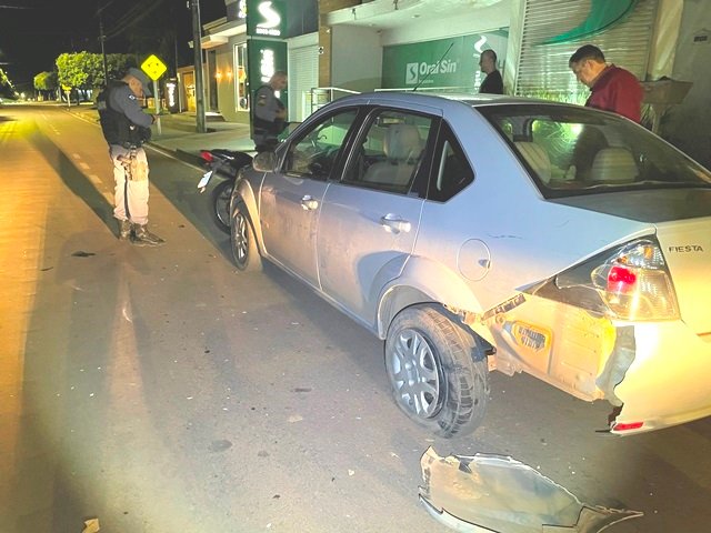 Homem sofre acidente em avenida de Colíder, após se distrair e bater em carro parado. (Vídeo)