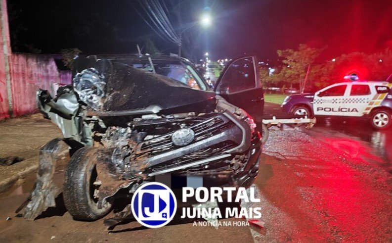 Motorista de caminhonete perde controle e colide com três veículos parados, após momento de distração