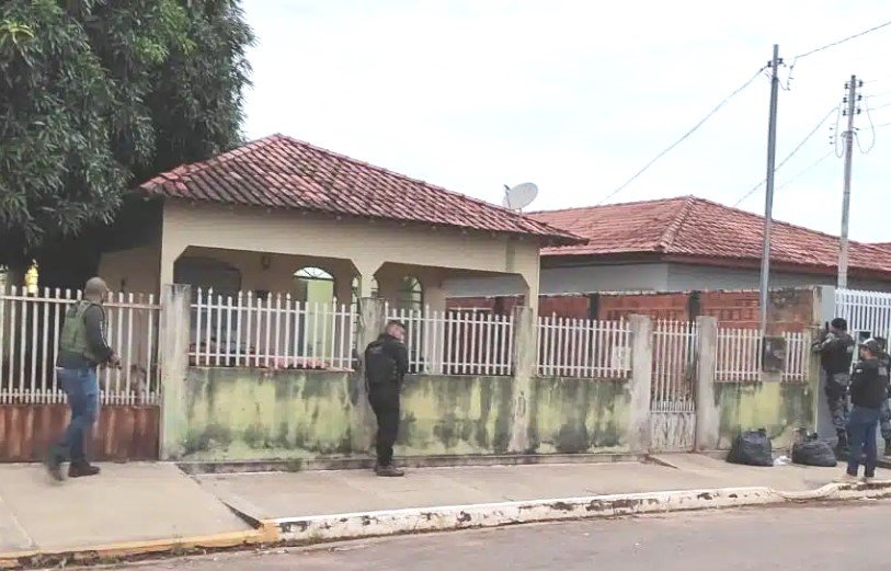 Operação Cognato prende familiares de líderes de organização criminosa e apreende armas, munições e R$ 12 mil