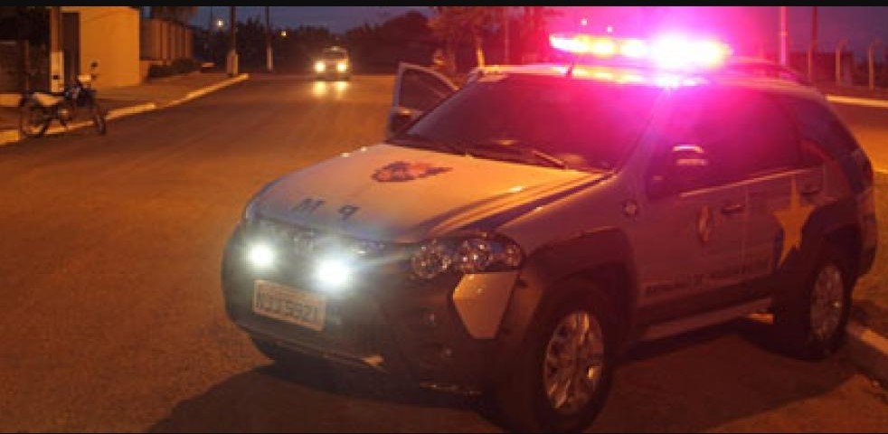 Jovem é hospitalizado após ser baleado por dois homens em um carro no interior
