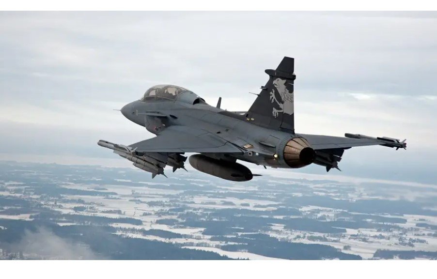 Embraer e Saab lançam linha de produção conjunta para caças Gripen no Brasil