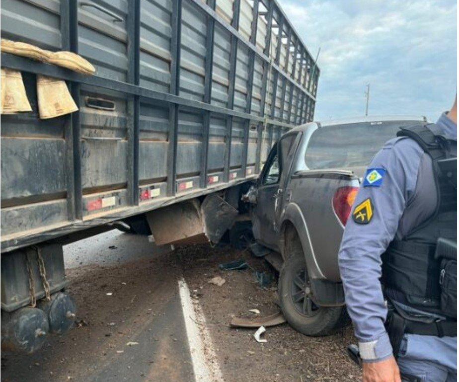 Caminhonete tenta realizar ultrapassagem pelo acostamento e é arrastada por caminhão boiadeiro na MT-320