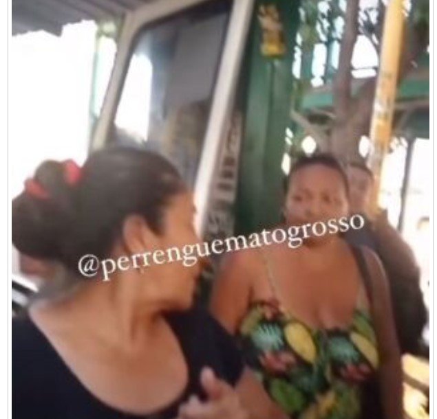 Porta de ônibus coletivo de Cuiabá cai na cabeça de passageira ao parar em ponto; veja vídeo