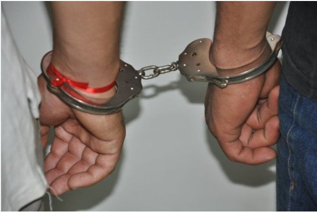 Suspeito resiste em abordagem, dá soco e xinga policial; três foram detidos