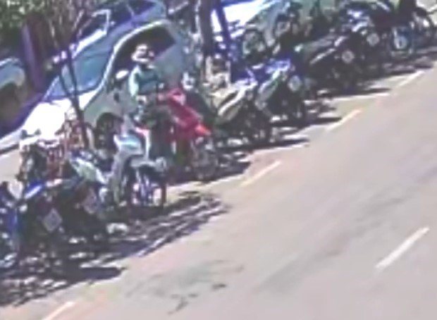 Assista com EXCLUSIVIDADE o momento do furto da moto Biz da vendedora no centro de Colíder.