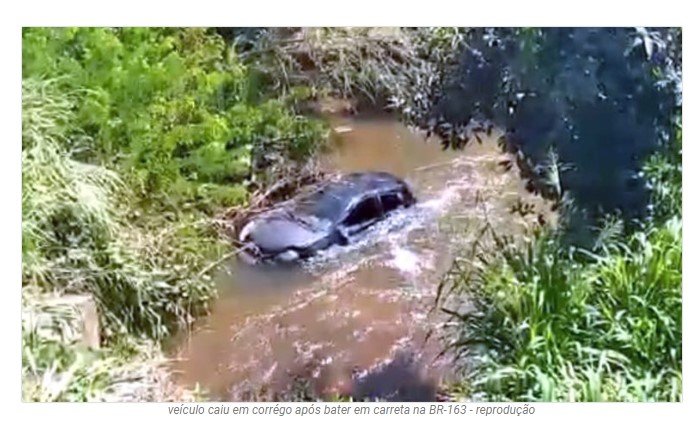 Motorista tenta ultrapassagem, bate em carreta e cai em córrego em Itaúba na BR-163