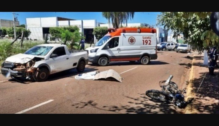 Mulher morre em colisão entre moto e pick-up