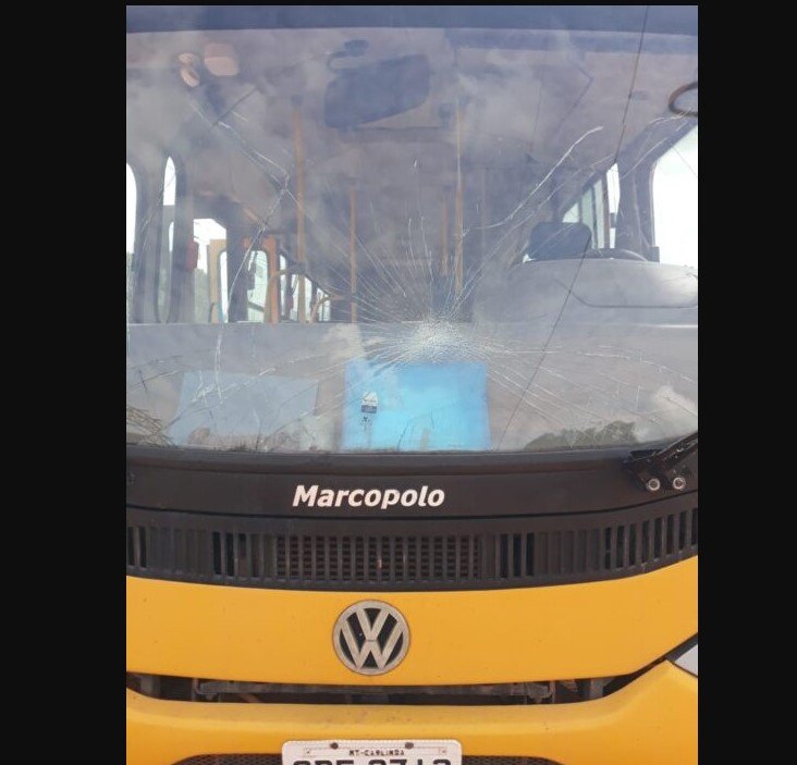 Ônibus escolar é depredado em Carlinda e motorista ameaçado por caminhoneiro na MT-320