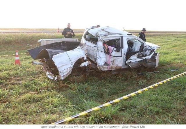 Colisão entre carreta e camionete mata uma mulher e deixa três feridos na BR-163