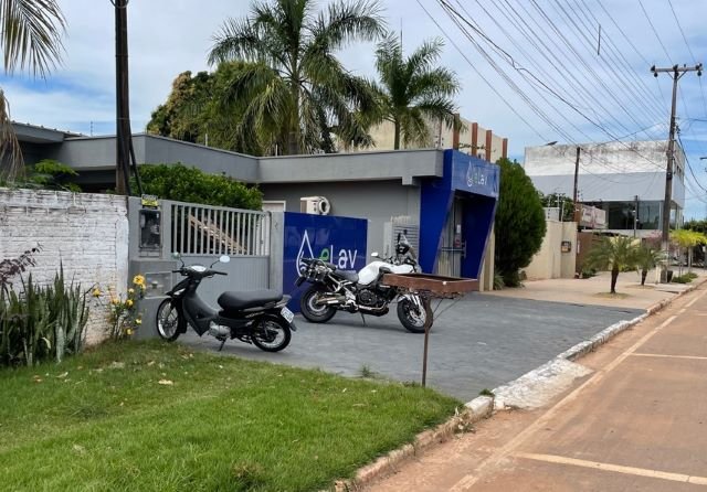 Minutos depois do assalto em lavanderia de Colíder, a polícia recupera veiculo da vitima.