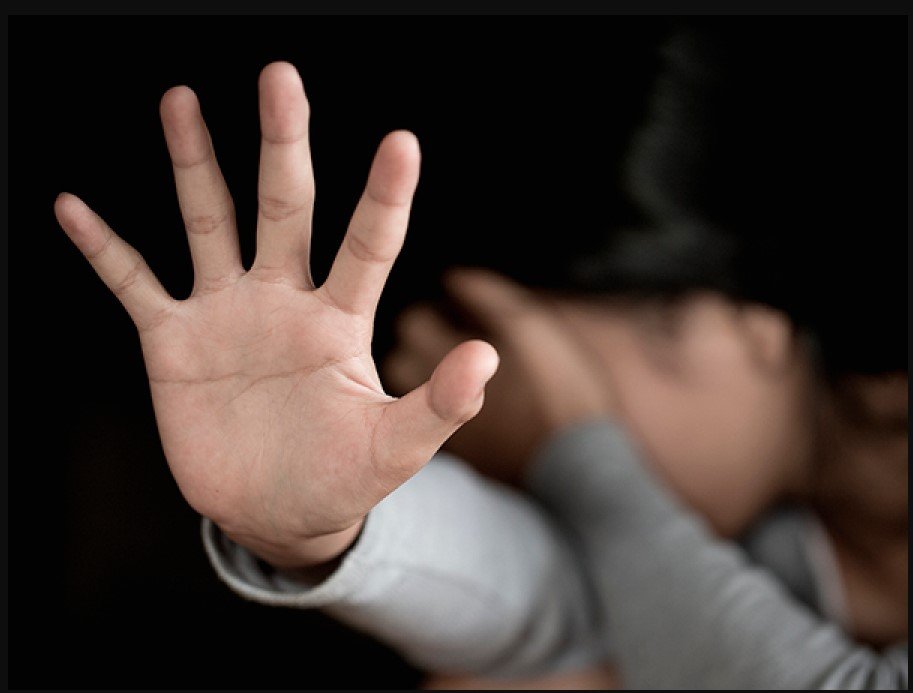 O que leva uma mãe não acreditar na filha estuprada? Um prato de comida? Uma 'boa vida'? Em uma semana 2 estupradores, que mães não acreditavam em abusos, foram presos