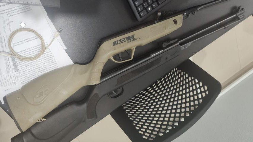 PJC prende homem por violência domestica e posse ilegal de arma de fogo.