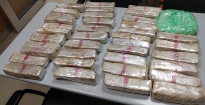 Polícia Militar e Federal prendem duas mulheres com 20 quilos de pasta base