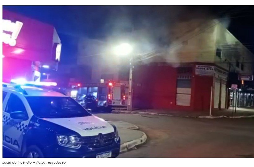 Mulher de 57 anos morre após incêndio em prédio