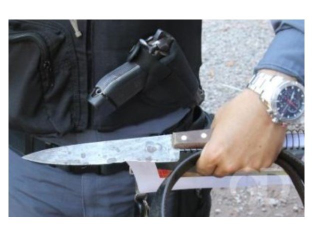 Com faca, assaltante tortura idoso de 73 anos
