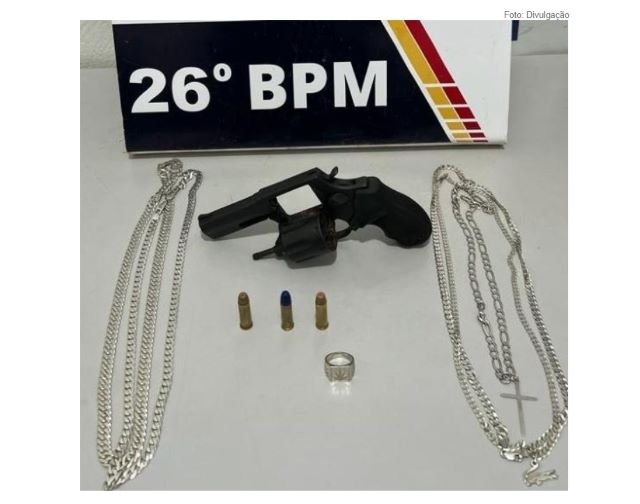 Dois adolescentes são apreendidos e um jovem de 24 anos é preso por porte ilegal de arma de fogo em cidade de MT