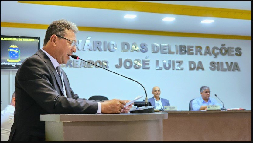 Presidente da Câmara Municipal vereador Zé Moreira, empossa o suplente de vereador Carlos Pereira Martins-MDB.